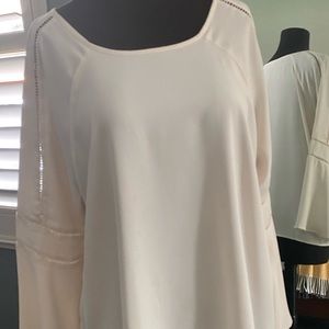 Women’s off white top.